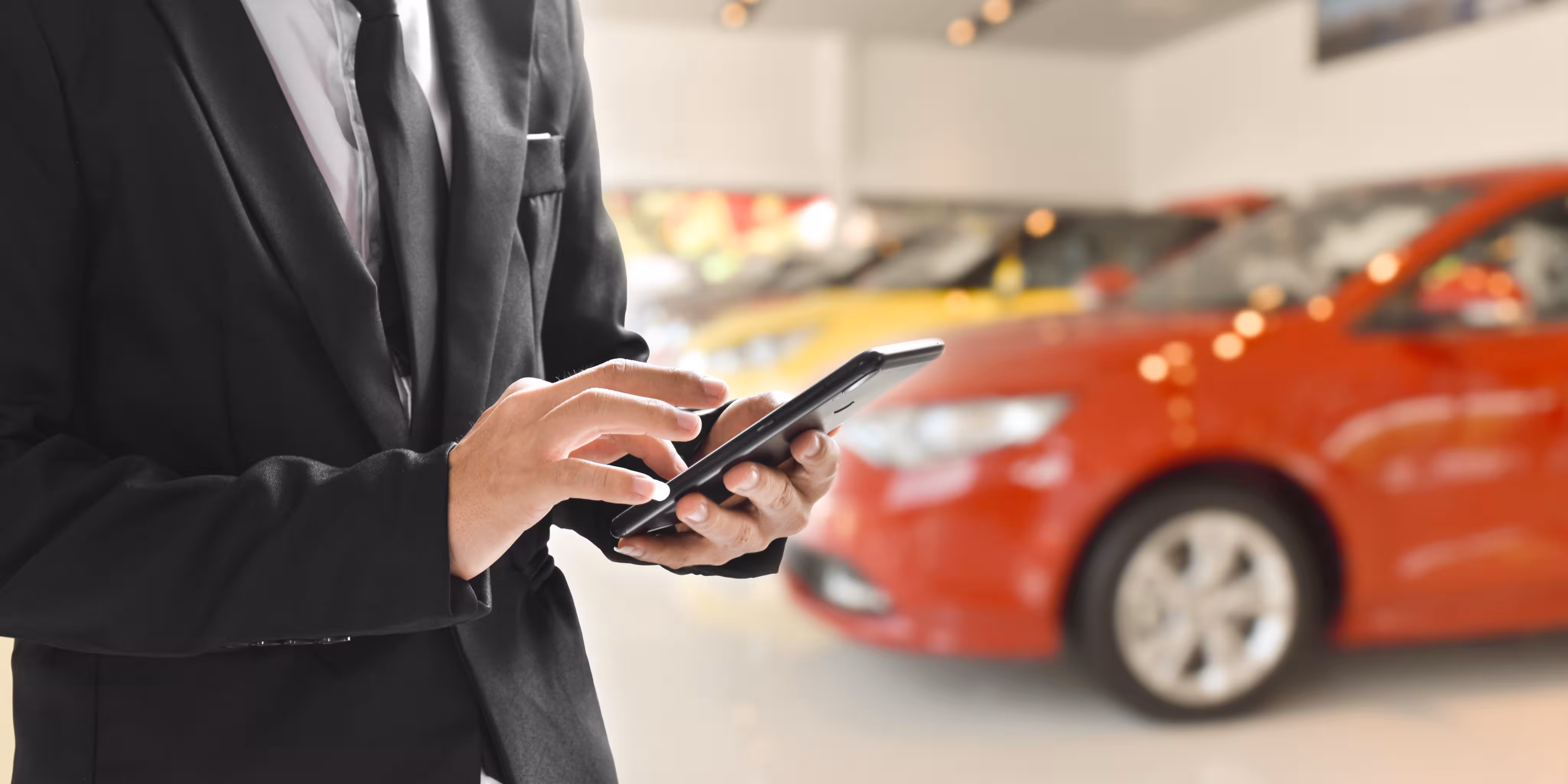 Person nutzt eine mobile App im Auto