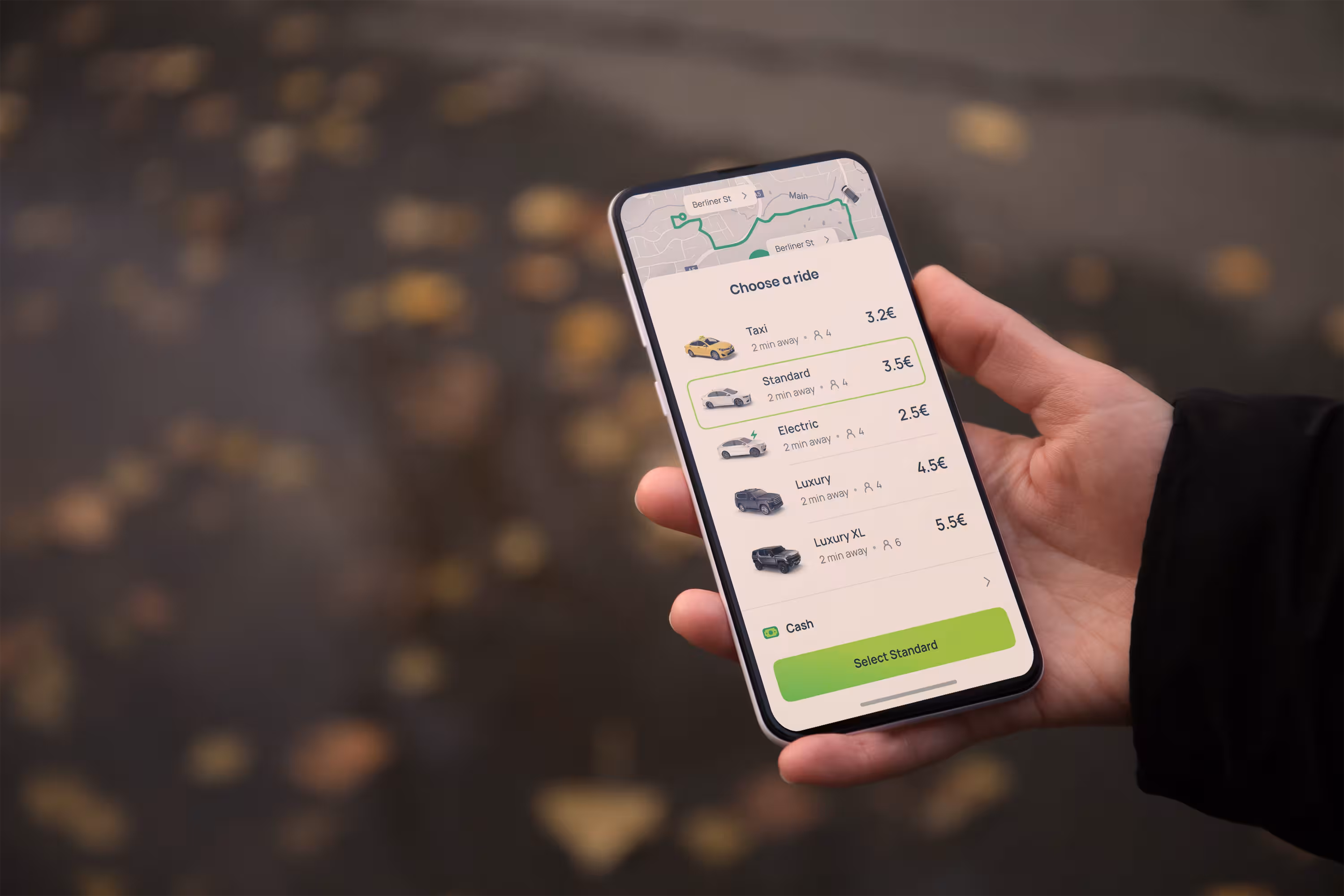 Person nutzt eine mobile App im Auto